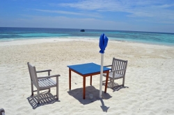 posezení pro dva na pláži Malediv