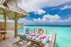 lehátka na terase vodní vily Maledivy