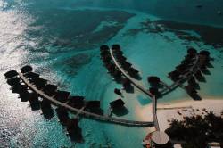 letecký pohled na resort na Maledivách