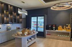 občerstvení v salonku na letišti