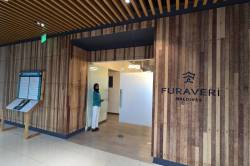 vstup do salonku resortu Furaveri na letišti v Male