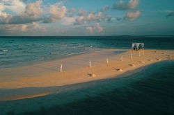 sandbank přichystaný na svatební obřad