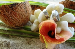 Snubní prsteny a dekorace z korálu a kokosu