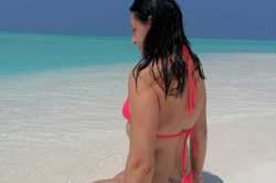 modelka na pláži Malediv