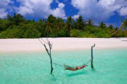 houpačka na překrásné pláži na Maledivách