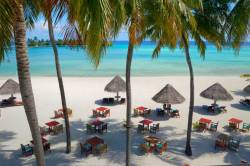 pláž Maledivy s lehátky