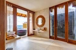 Vodní vila s bazénem Furaveri resort Maledivy