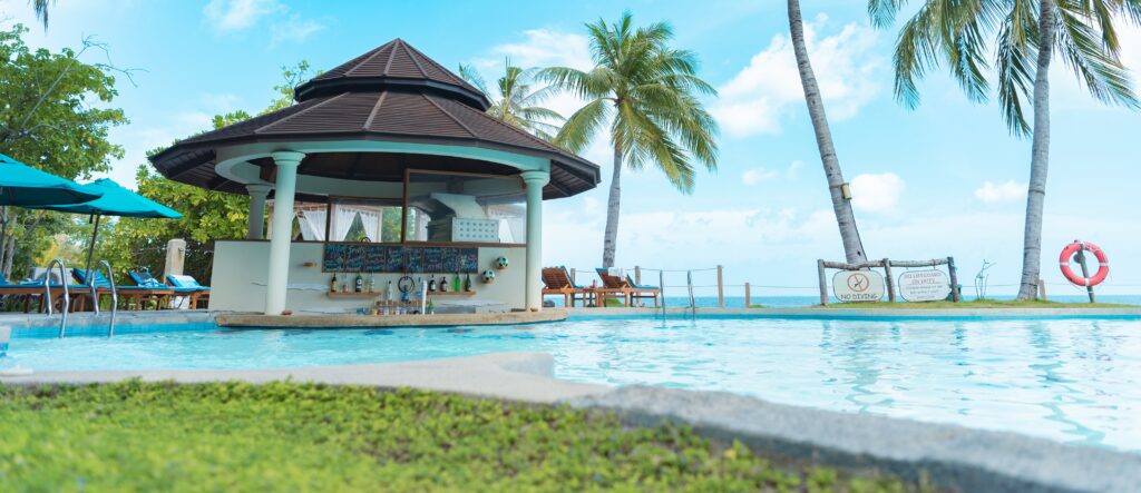 bar v resortu na Maledivách