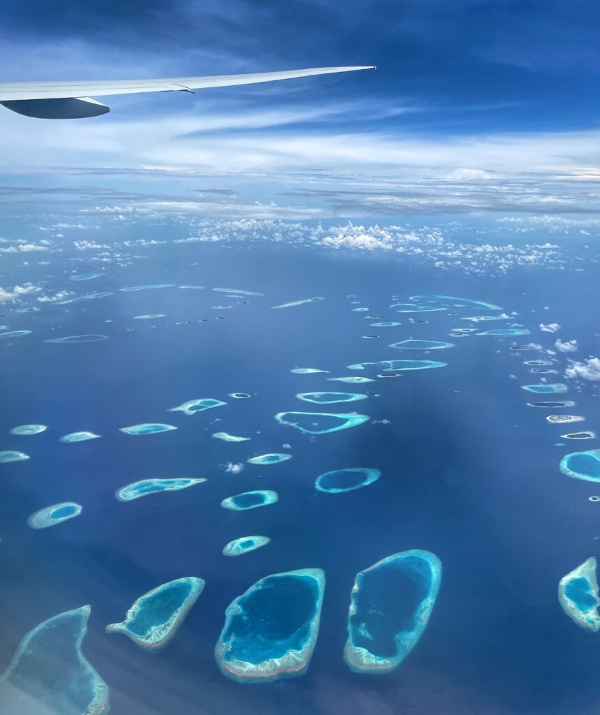 Výhled z letadla při příletu na Maledivy