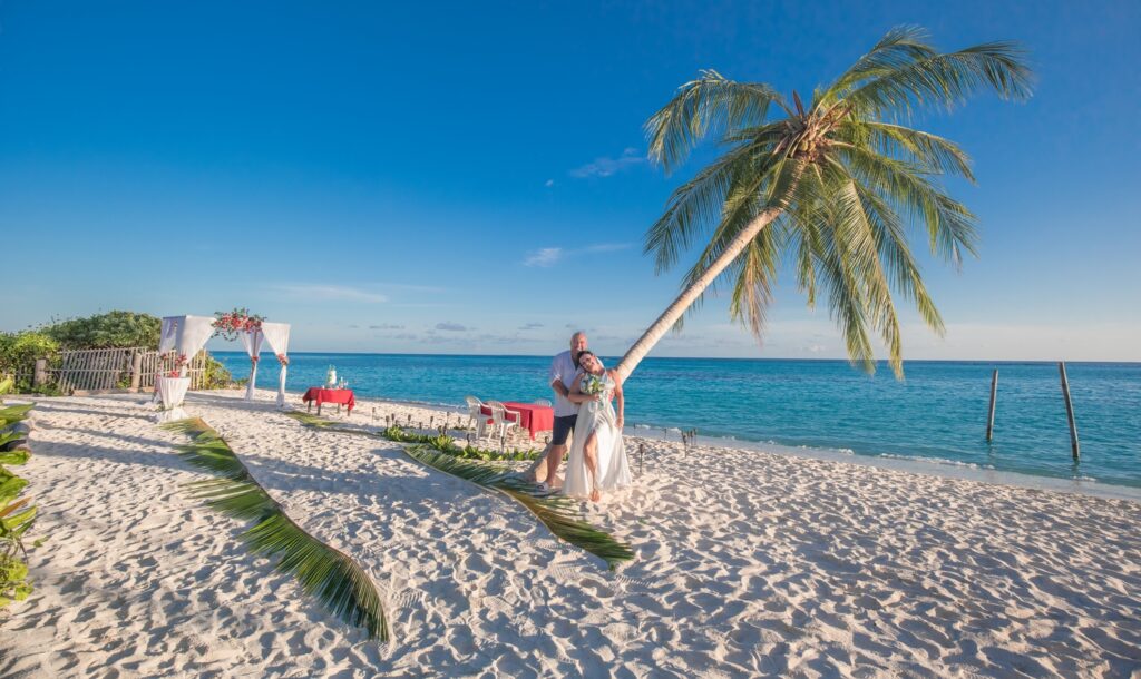 svatba na pláži Maledivy
