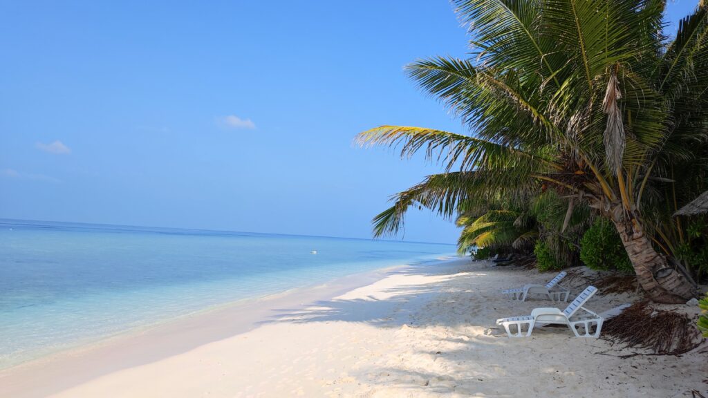 bikini pláž Ukulhas Maledivy