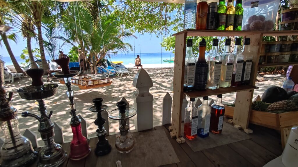 plážová bar na ostrově Ukulhas