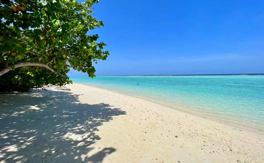 pláž na ostrově Thoddoo