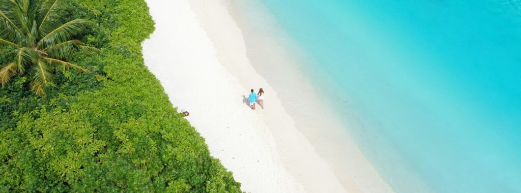 procházka po pláži Maledivy