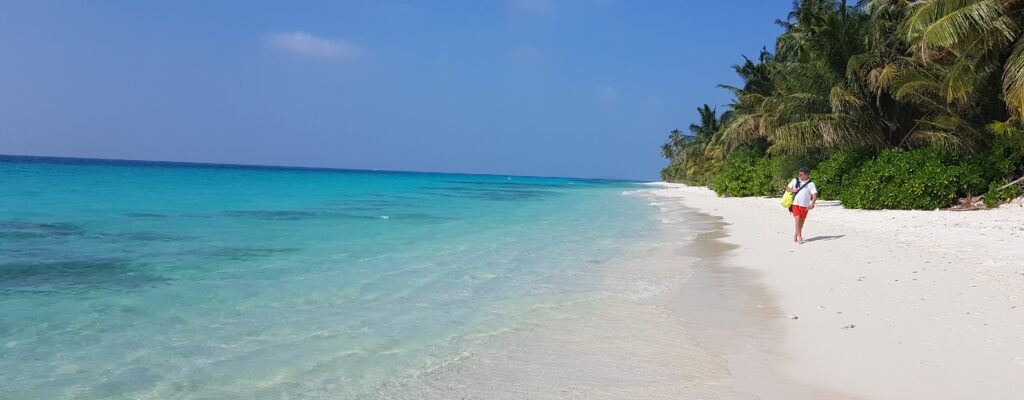 nekonečná pláž Maledivy