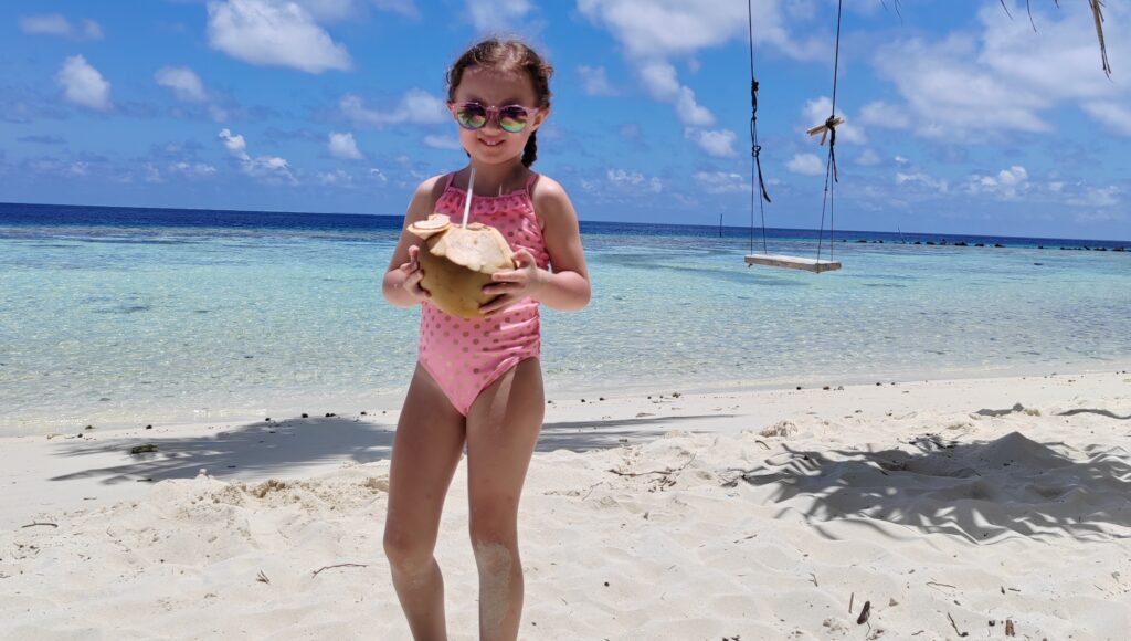 Gábinka na pláži s kokosem