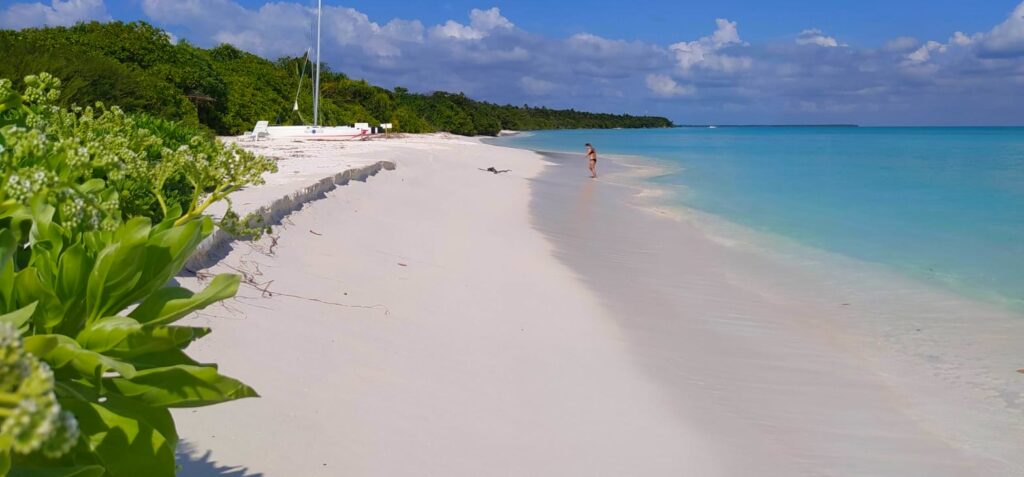 nekonečná pláž na Maledivách