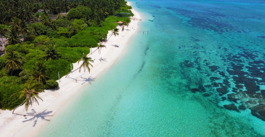 pláž na Thoddoo Maledivy
