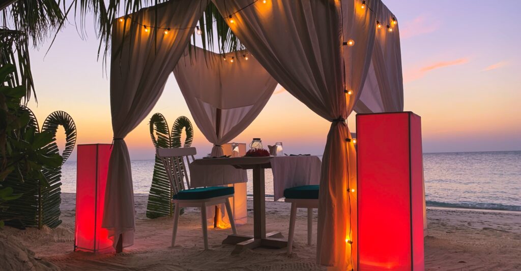 romantická večeře na pláži