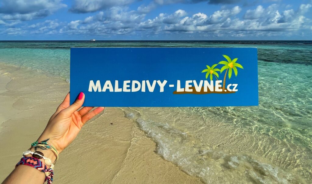naše logo na Maledivách