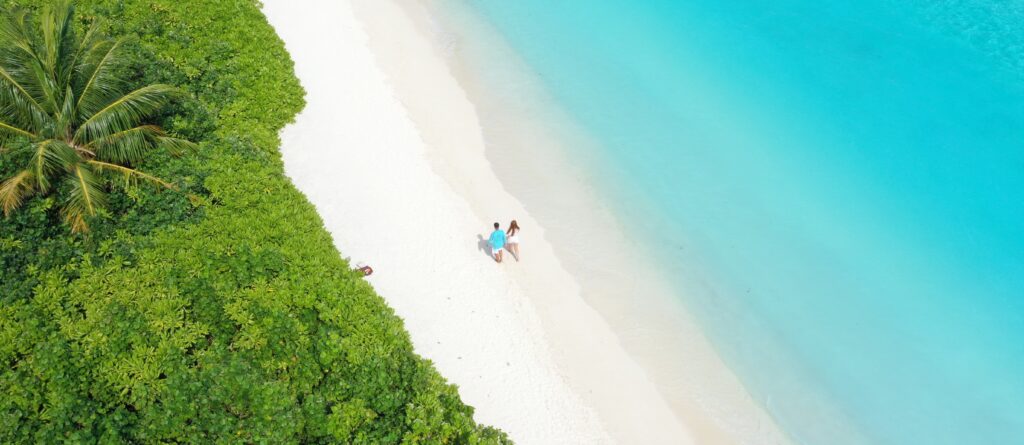 procházka po krásné pláži Malediv