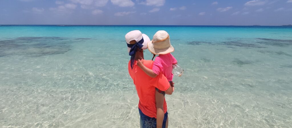 Lucie s Evičkou na pláži Malediv