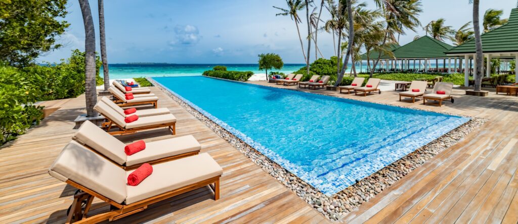 lehátka u bazénu Maledivy