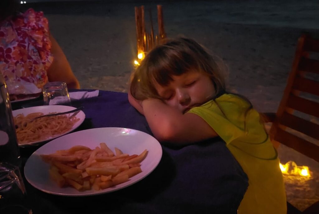 spící dítě u večeře