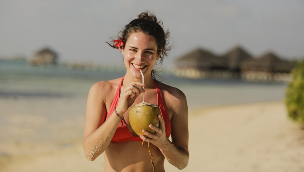 pití kokosu na pláži Malediv