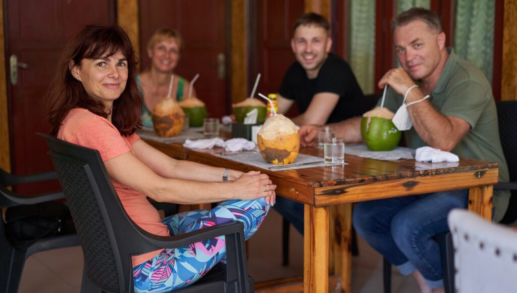 klienti pijí kokosový welcome drink