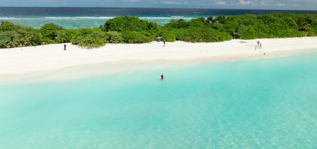 bikini pláž ostrova Fulhadhoo