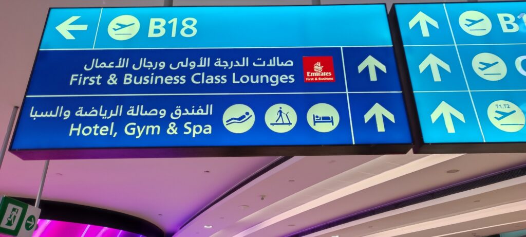 navigační tabule na letišti Dubai