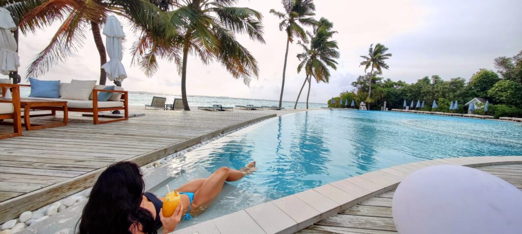 relax u bazénu v resortu Ifuru na Maledivách