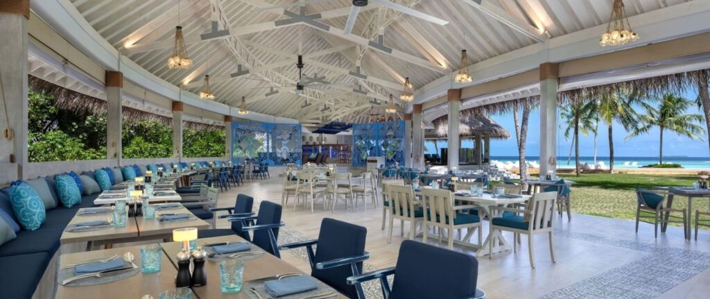 hlavní restaurace resortu s výhledem na oceán