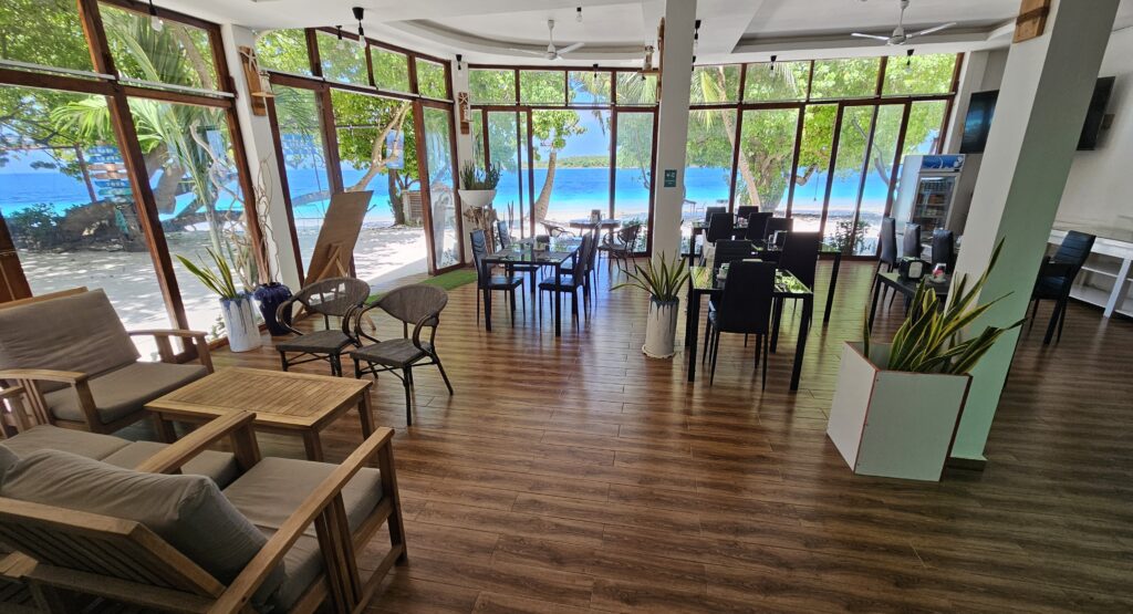 hotelová restaurace s výhledem na pláž a oceán