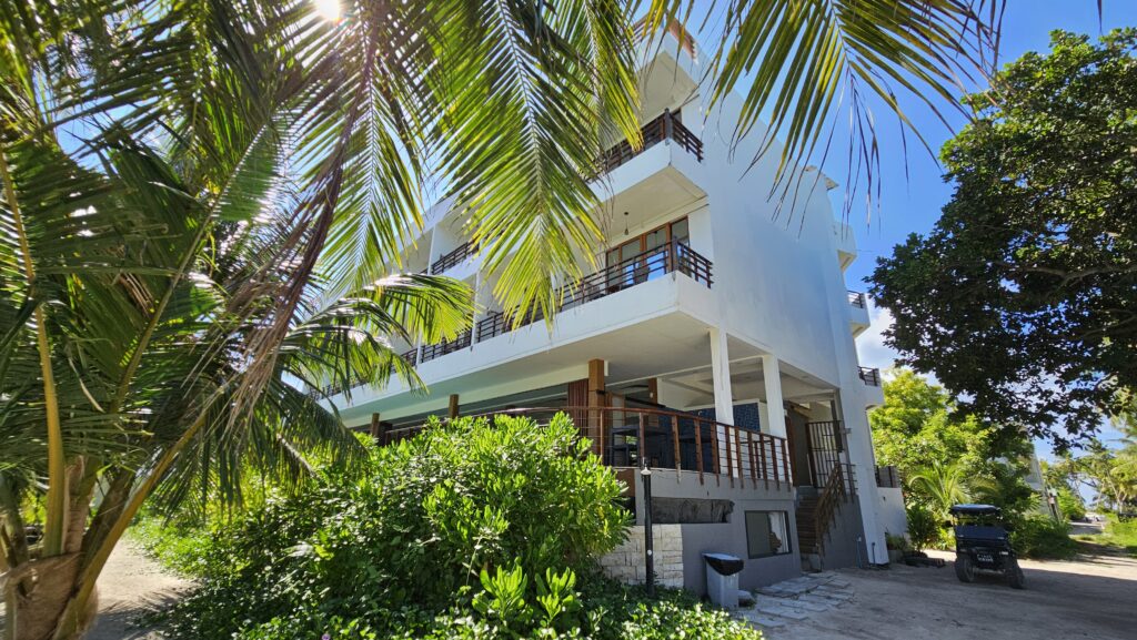 hotel s bazénem na Maledivách, ostrov Dharavandhoo