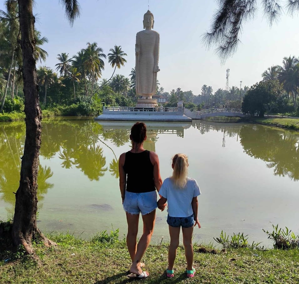 velký bílý Buddha Srí Lanka