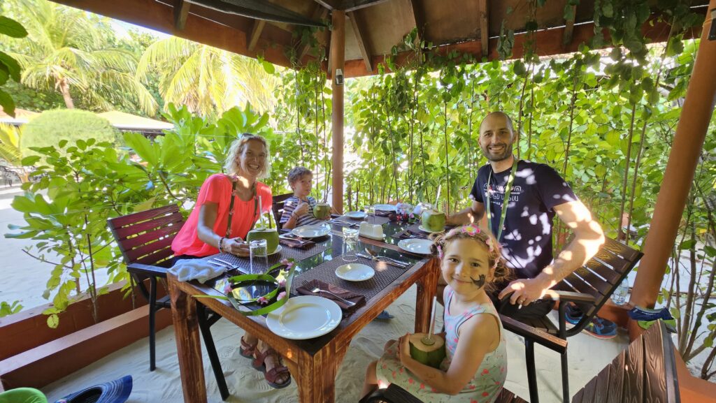 tým cestovní agentury v restauraci