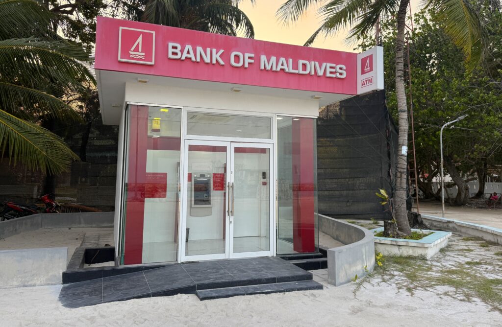 bankomat na ostrově Thooddoo Maledivy