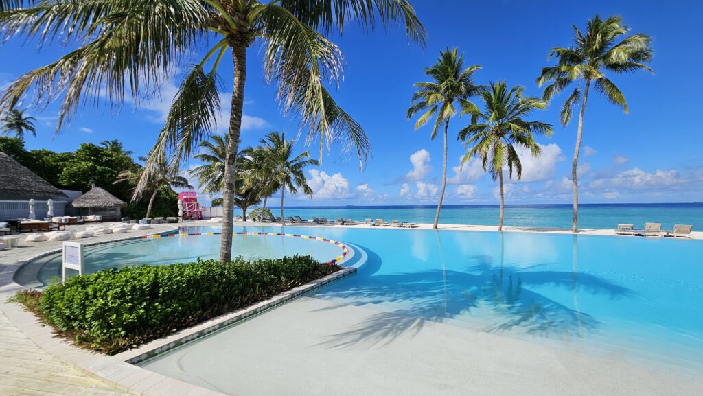 nádherný bazén s nekonečným okrajem v resortu Ifuru Island - bazén, palmy i oceán