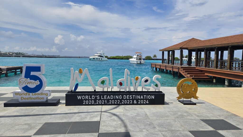 nápis Maldives na letišti Male