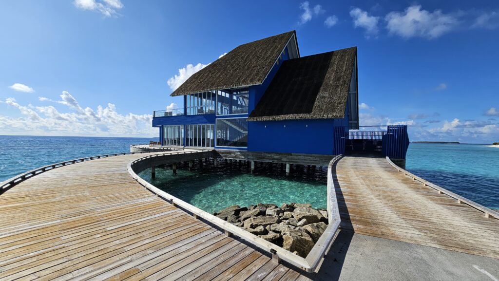 The Waterfront: Restaurace s výhledem na oceán, specializující se na asijskou kuchyni. Nabízí interaktivní kuchařské zážitky, včetně teppanyaki a sushi pultu na horním patře .