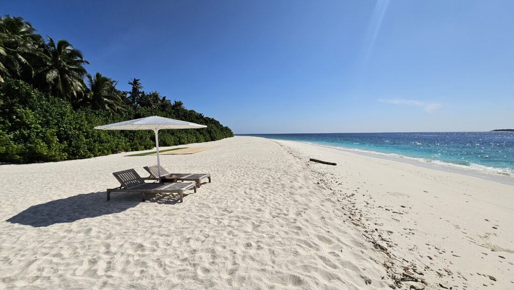 Bikini pláž Maledivy Kamadhoo