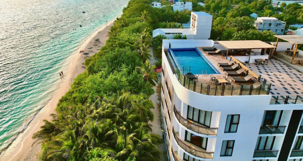 hotel s bazénem a výhledem na oceán