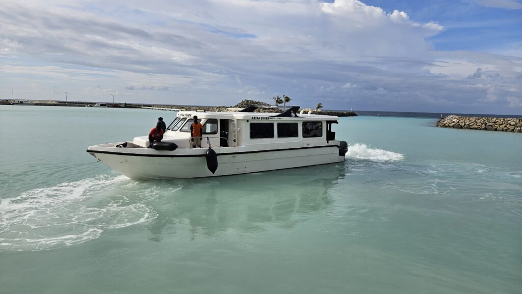 speedboat na kamadhoo