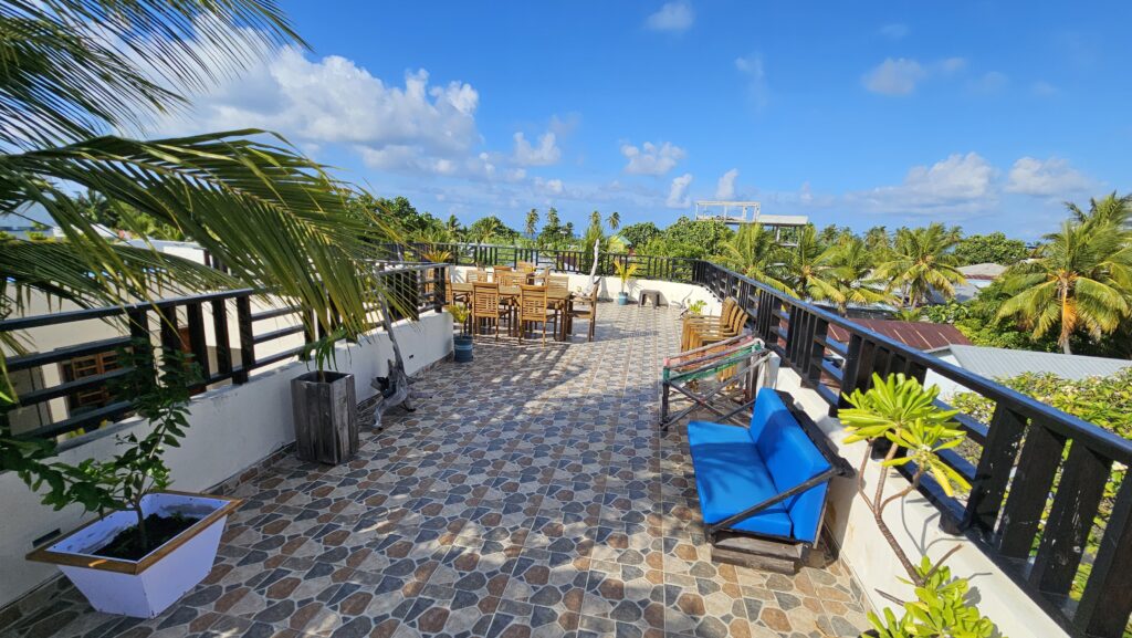 terasa s posezením v hotelu Kamadhoo