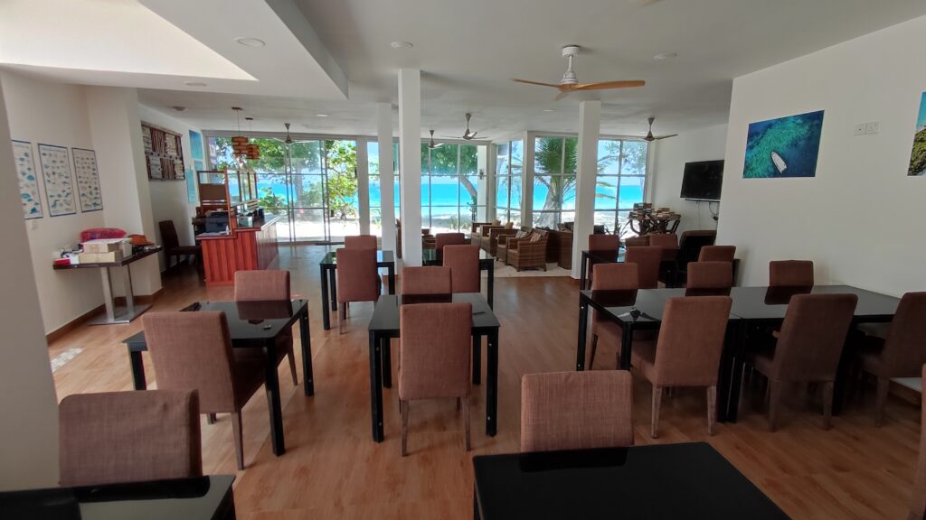 jídelna hotelu na ostrově Dhigurah s výhledem na oceán