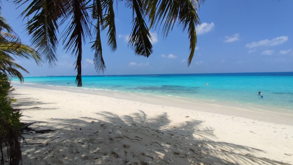 bikini pláž na ostrově Dhigurah s bílým pískem a stínem z palem