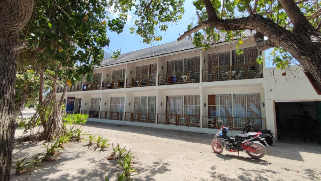 hotel přímo u oceánu na ostrově Dhigurah