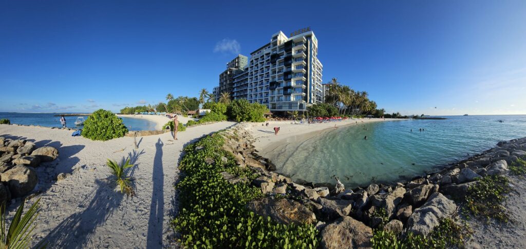 hotel a dvě bikini pláže na ostrově Maafushi